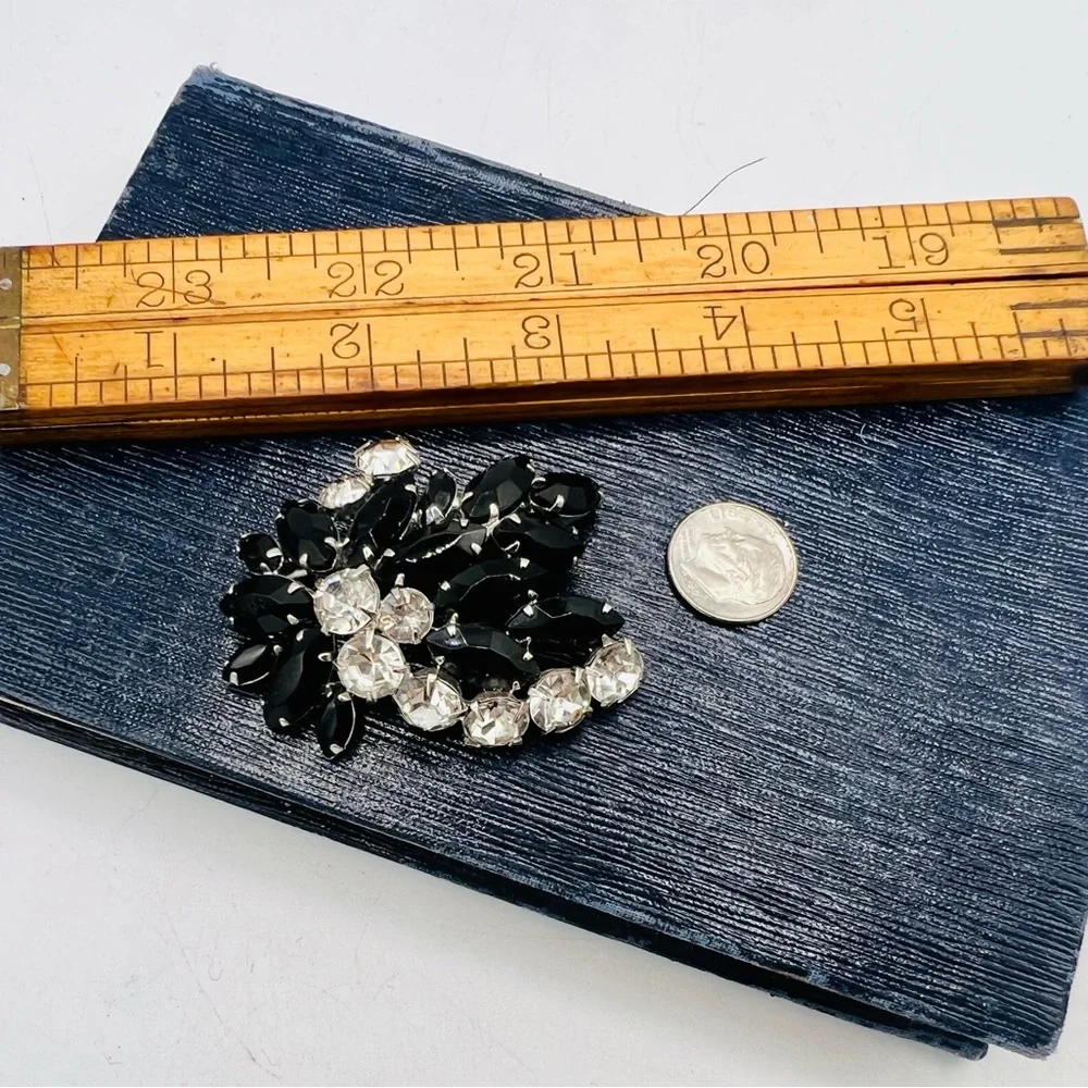 Vintage silver tone brooch pin with black & clear rhinestones costume jewelry - Picture 6 of 8